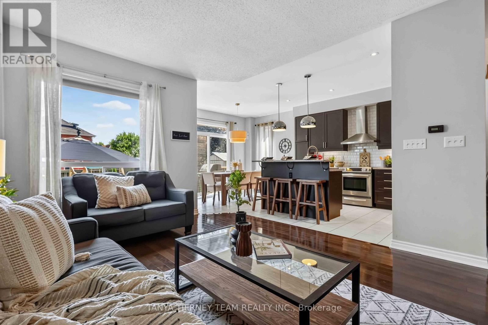 53 Chiswick Avenue, Whitby, ON - Indoor Photo Showing Living Room