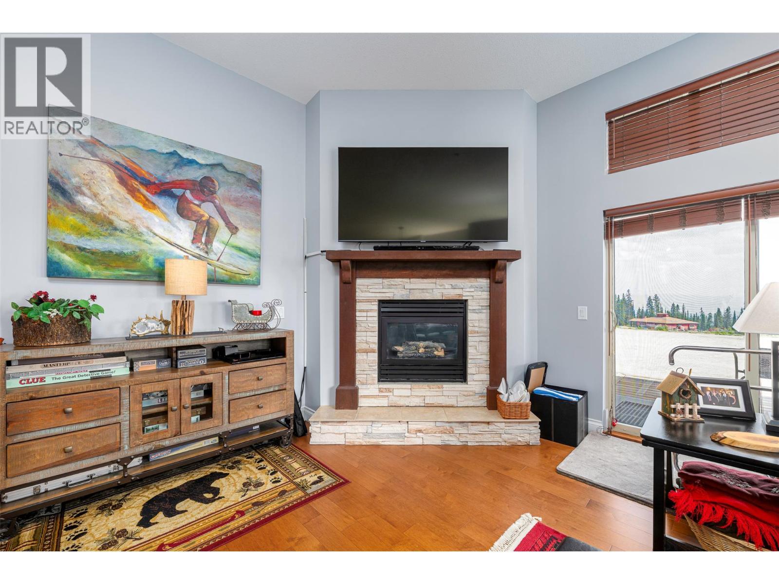 5045 Snowbird Way Unit# 2, Big White, BC - Indoor Photo Showing Living Room With Fireplace