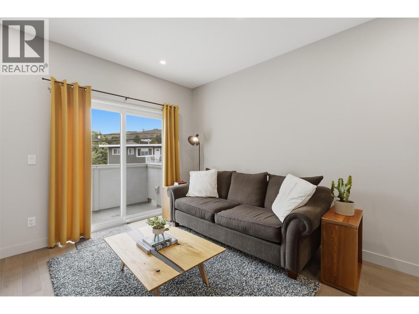 1393 9Th Avenue Unit# 118, Kamloops, BC - Indoor Photo Showing Living Room