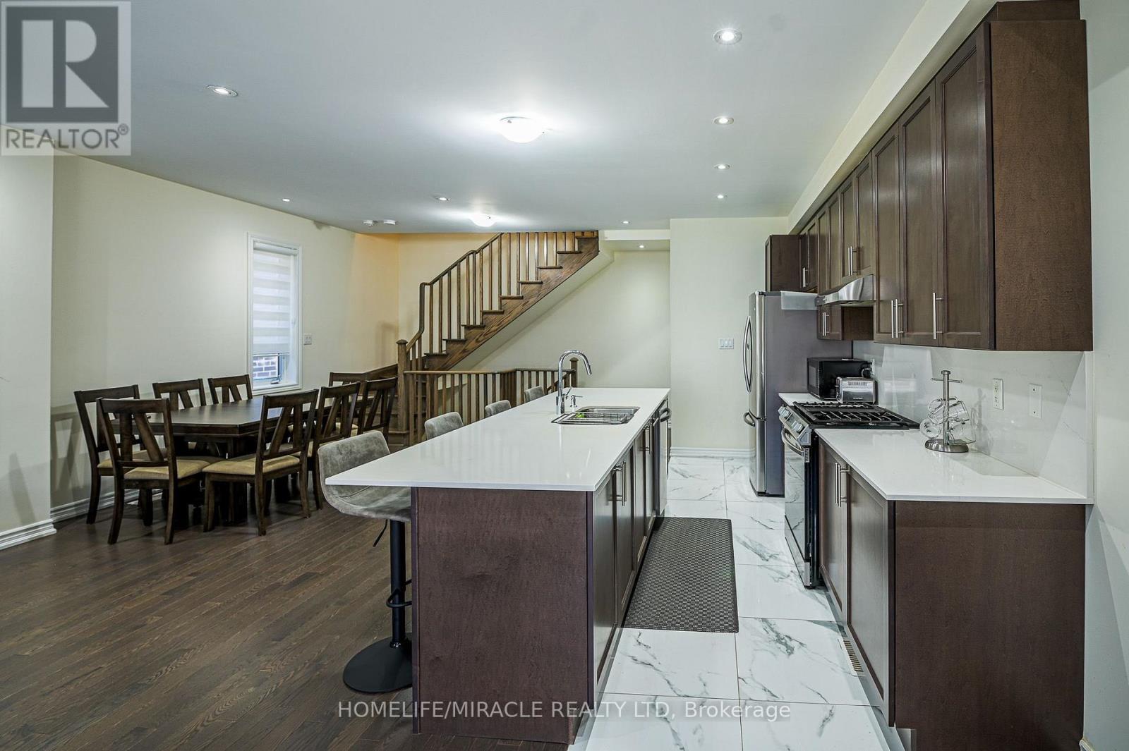 23 Arrowview Drive, Brampton, ON - Indoor Photo Showing Kitchen With Double Sink