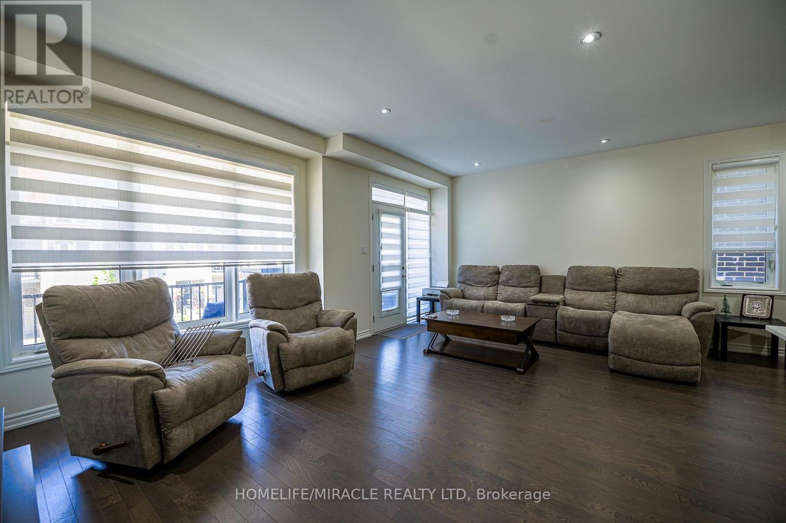 23 Arrowview Drive, Brampton, ON - Indoor Photo Showing Living Room