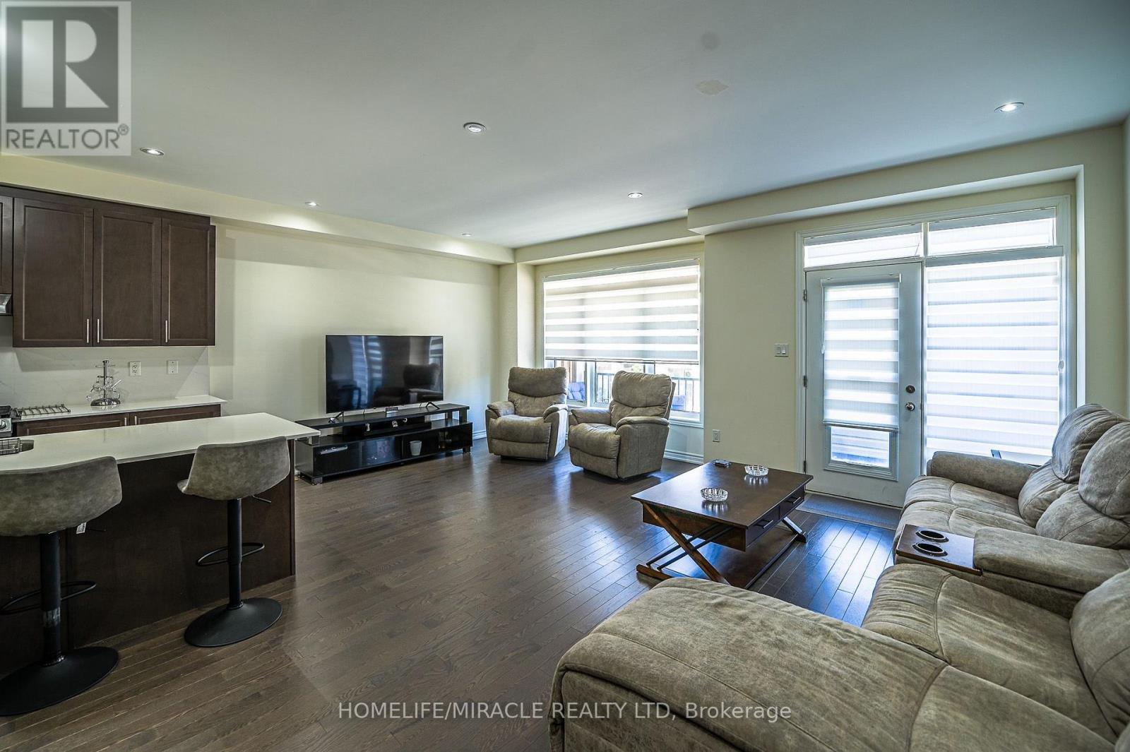 23 Arrowview Drive, Brampton, ON - Indoor Photo Showing Living Room