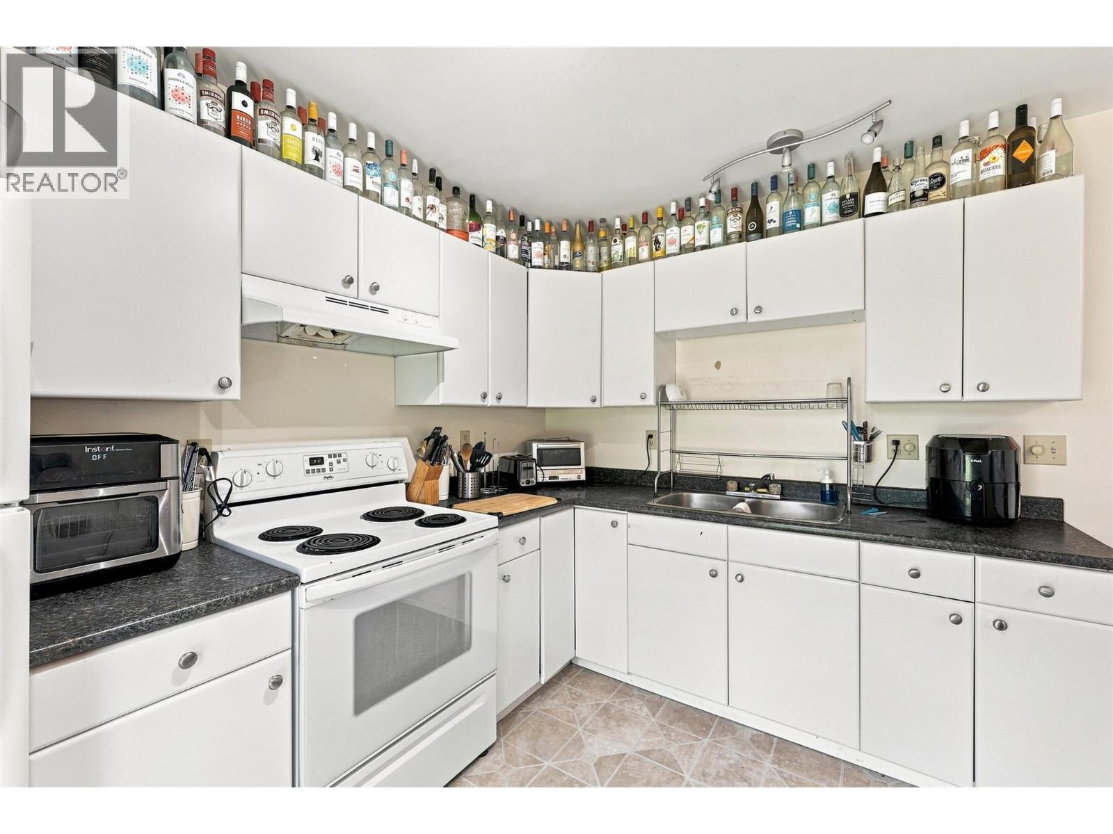 643 Mcbeth Place Unit# 106, Kamloops, BC - Indoor Photo Showing Kitchen With Double Sink
