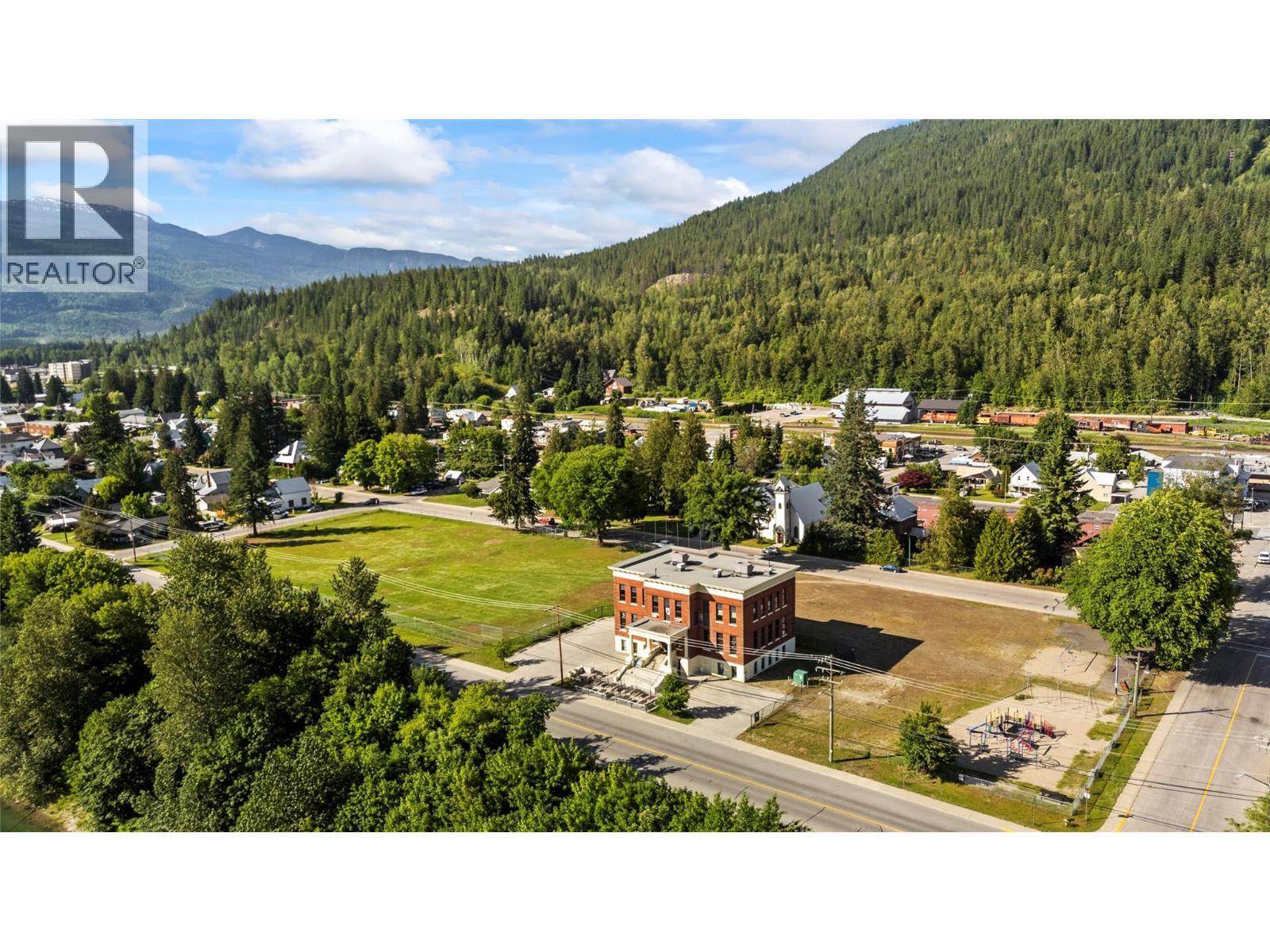 616 Third Street W, Revelstoke, BC