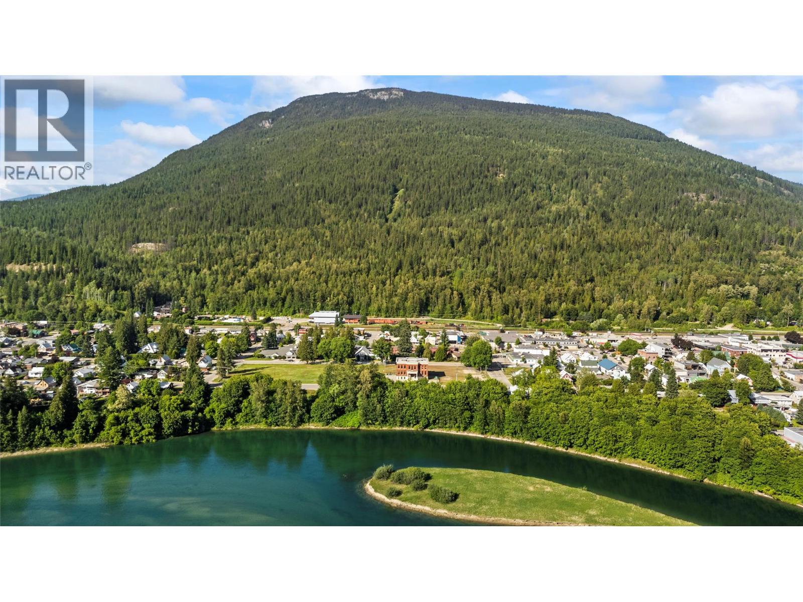 616 Third Street W, Revelstoke, BC