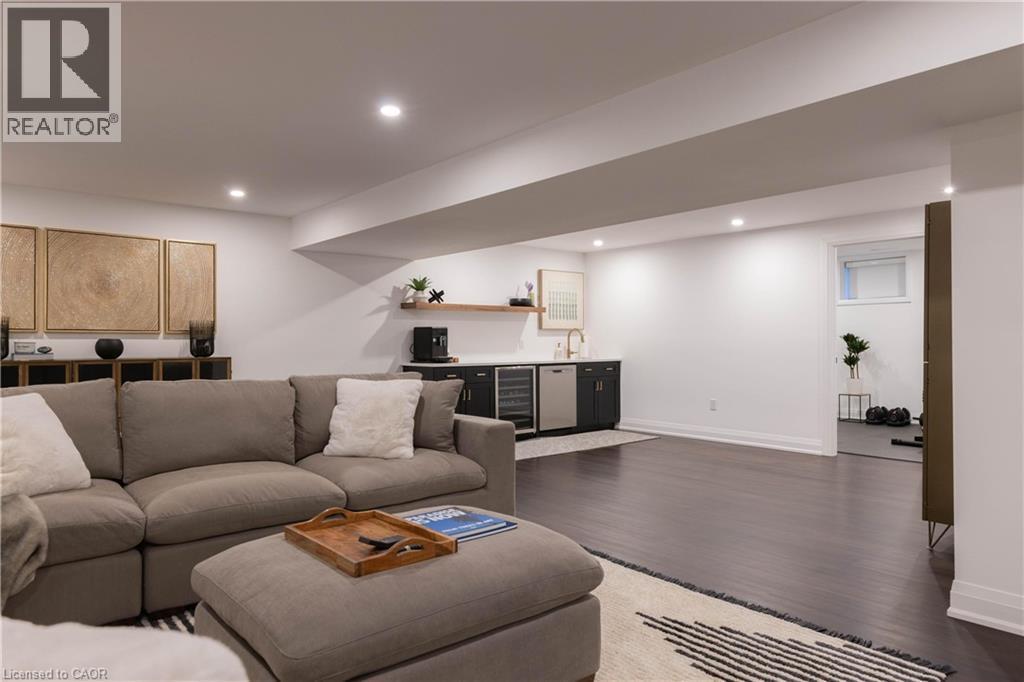 41 Creanona Boulevard, Stoney Creek, ON - Indoor Photo Showing Living Room