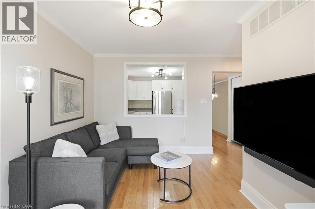 34 East 24Th Street, Hamilton, ON - Indoor Photo Showing Living Room