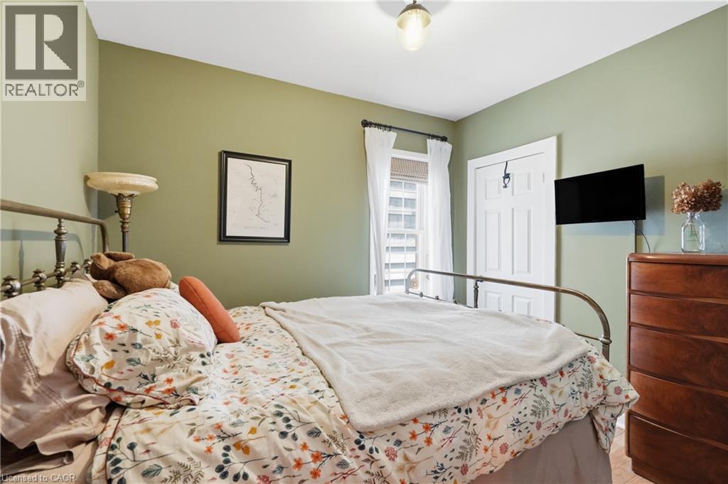 34 East 24Th Street, Hamilton, ON - Indoor Photo Showing Bedroom