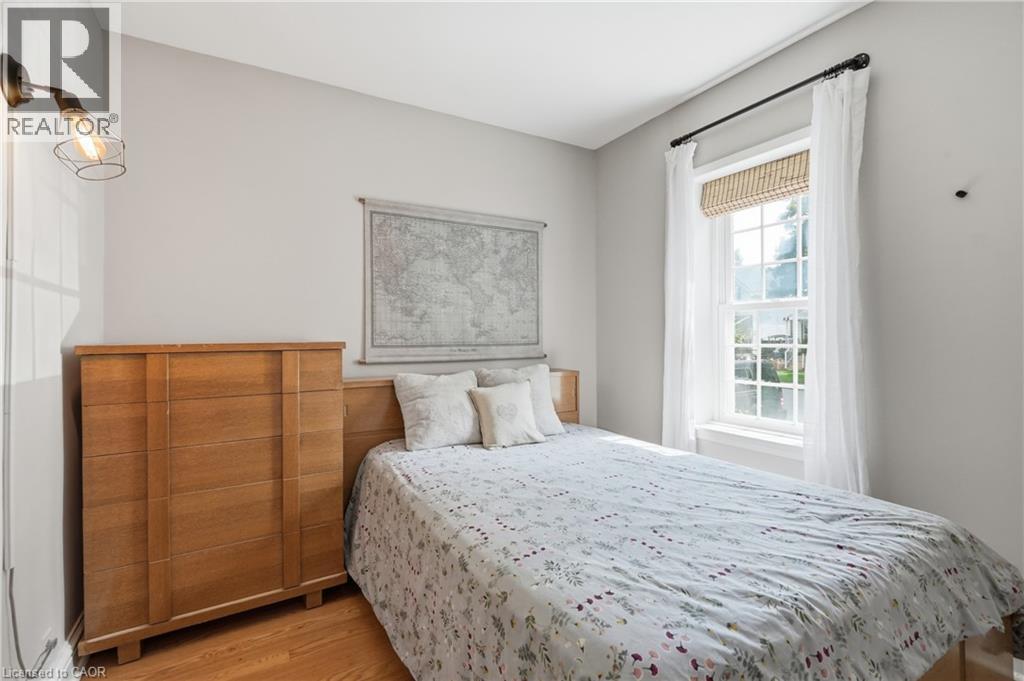 34 East 24Th Street, Hamilton, ON - Indoor Photo Showing Bedroom