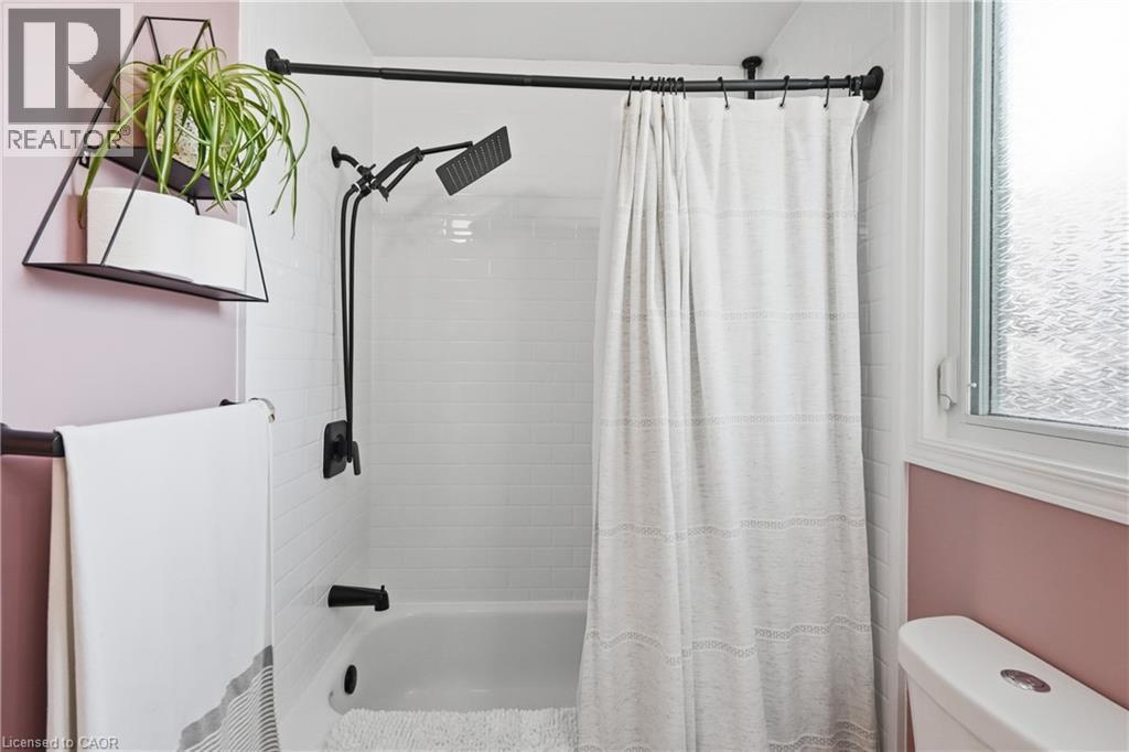34 East 24Th Street, Hamilton, ON - Indoor Photo Showing Bathroom