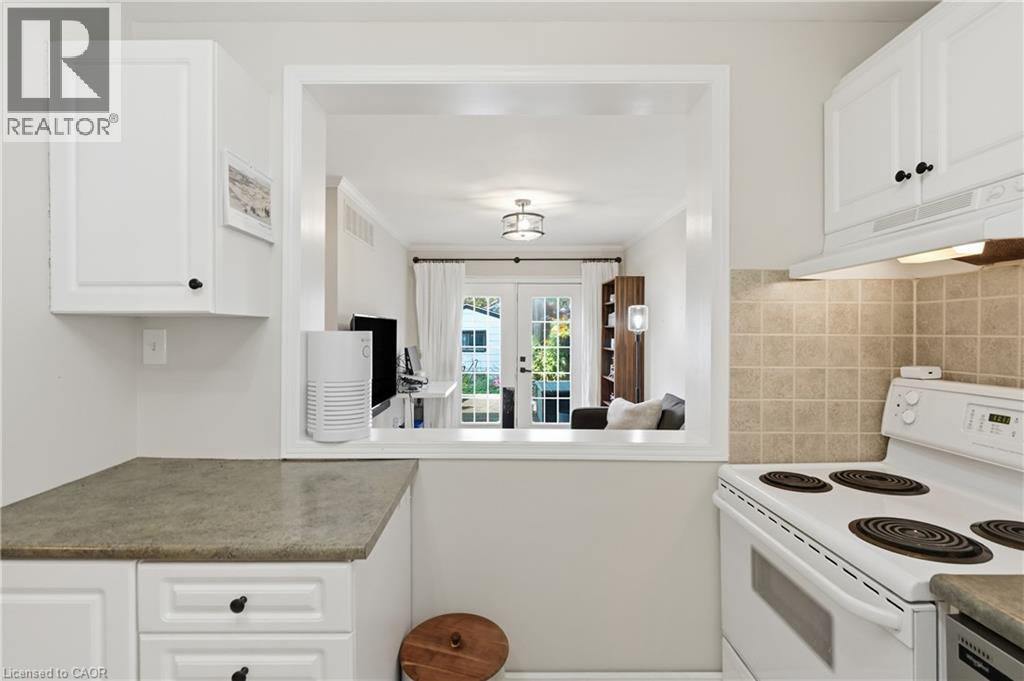 34 East 24Th Street, Hamilton, ON - Indoor Photo Showing Kitchen