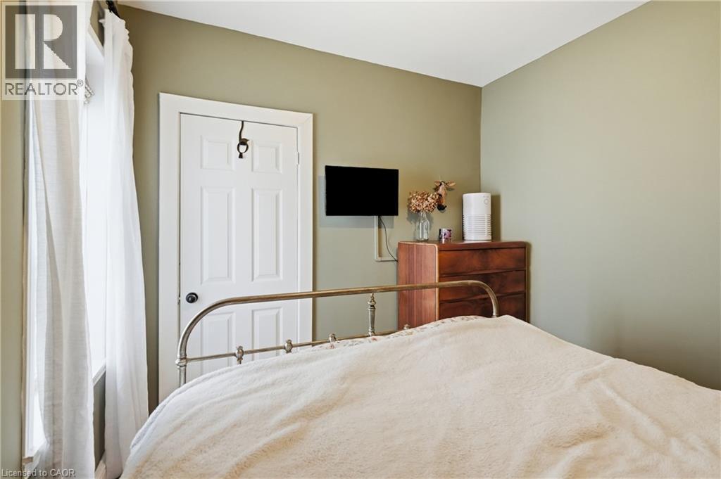 34 East 24Th Street, Hamilton, ON - Indoor Photo Showing Bedroom