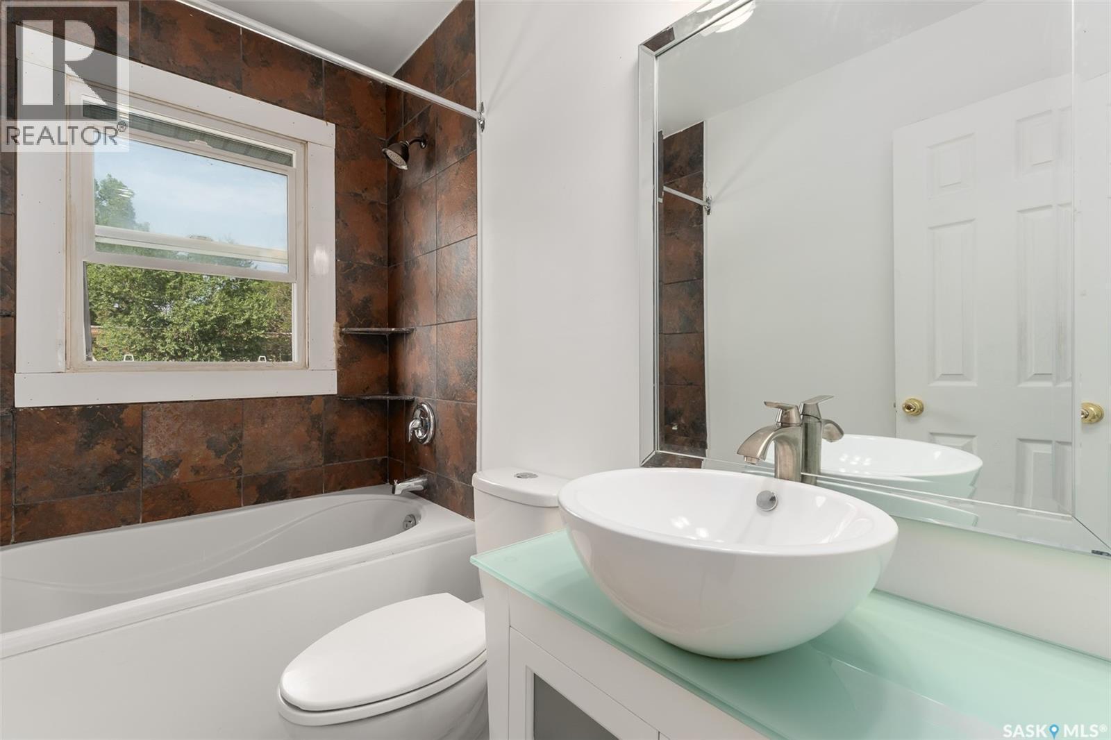 1300 Aberdeen Street, Regina, SK - Indoor Photo Showing Bathroom
