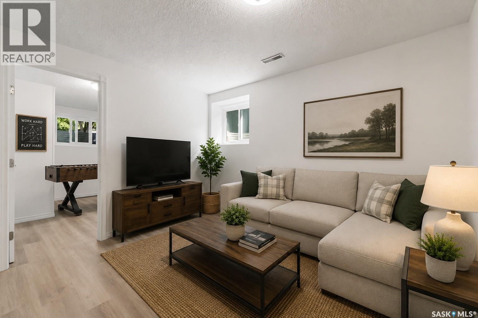 1300 Aberdeen Street, Regina, SK - Indoor Photo Showing Living Room