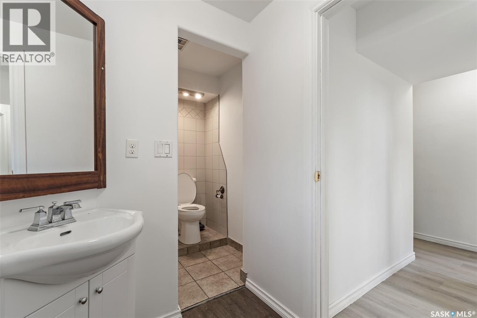 1300 Aberdeen Street, Regina, SK - Indoor Photo Showing Bathroom