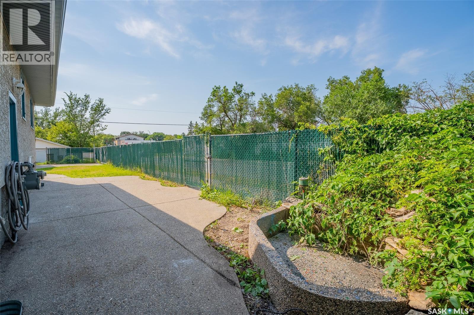 1300 Aberdeen Street, Regina, SK - Outdoor