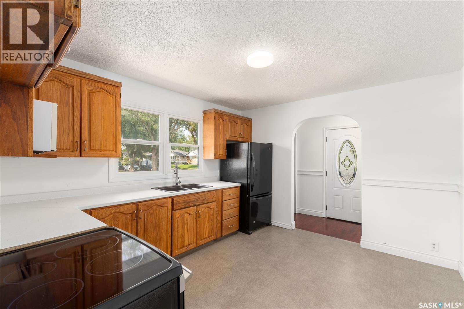 1300 Aberdeen Street, Regina, SK - Indoor Photo Showing Kitchen With Double Sink