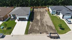 121 Oxford Common Portage La Prairie, MB R1N 3C5