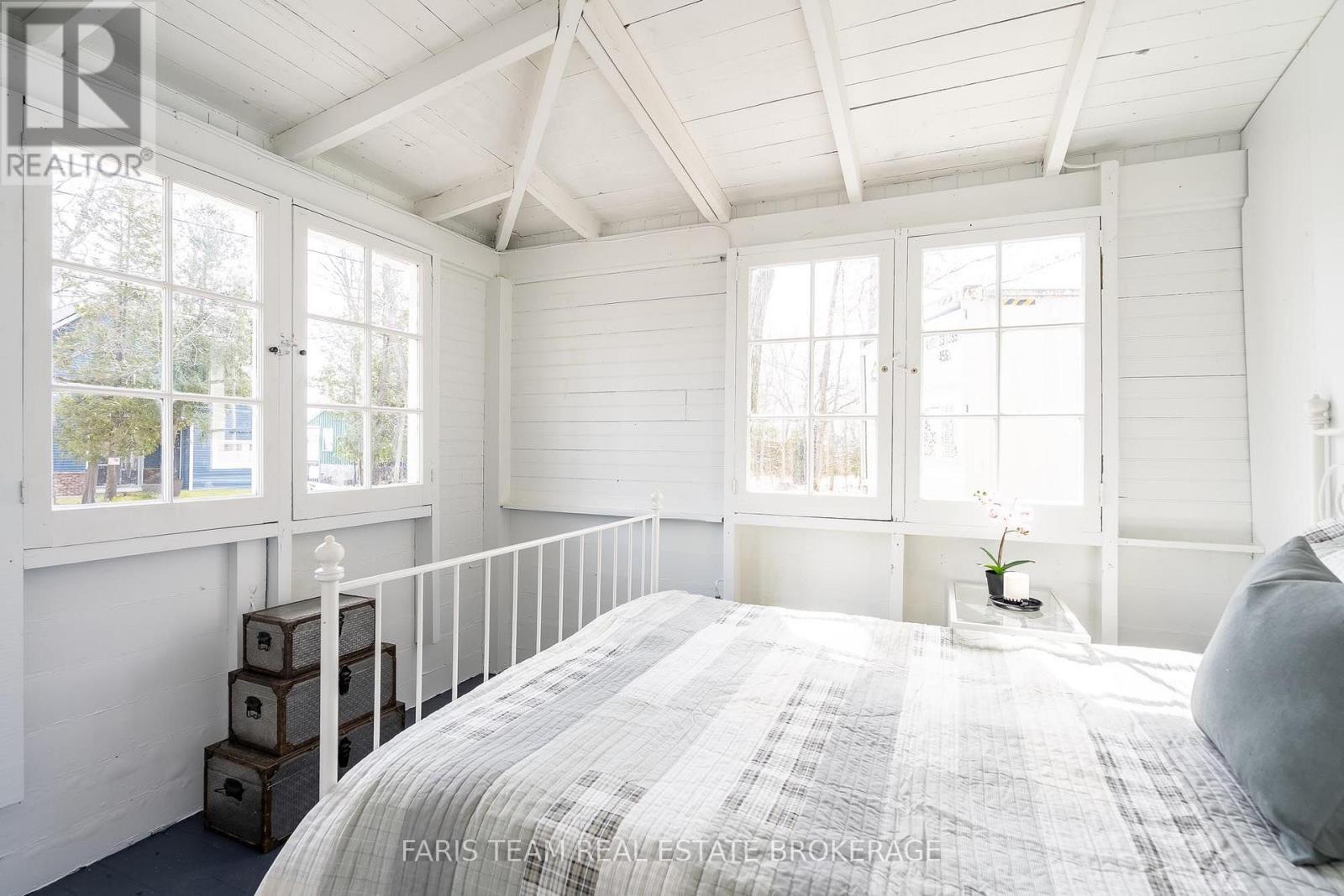 365 Robins Point Road, Tay, ON - Indoor Photo Showing Bedroom