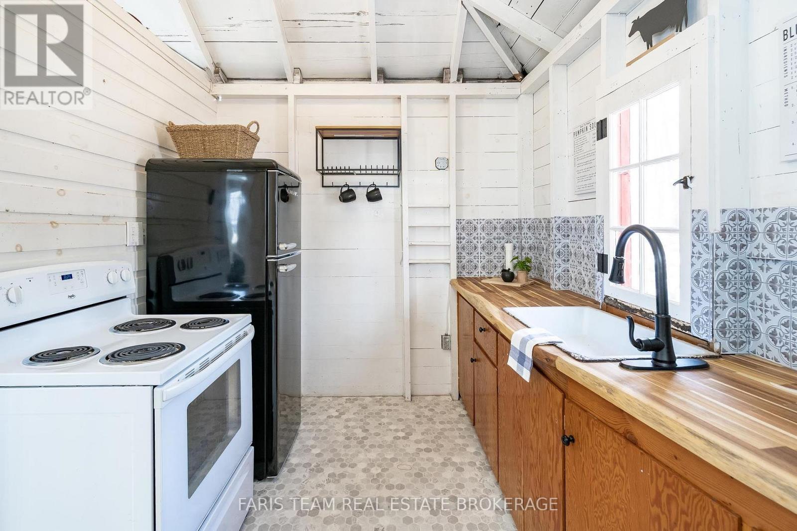365 Robins Point Road, Tay, ON - Indoor Photo Showing Kitchen