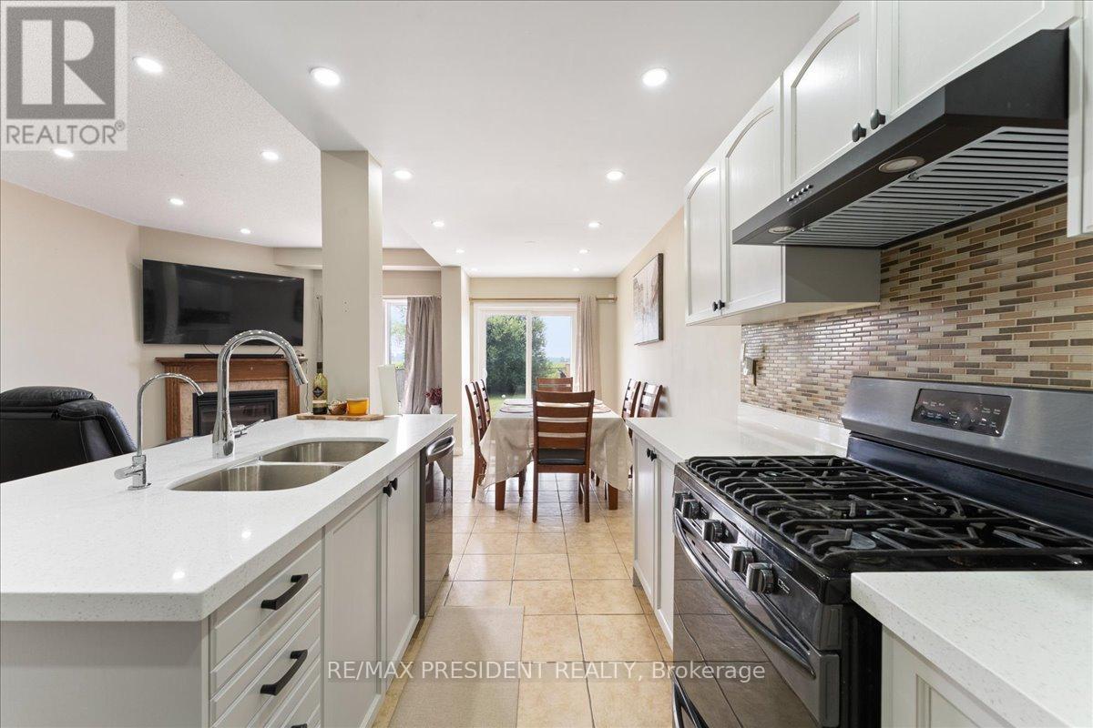 285 Southbrook Drive, Hamilton, ON - Indoor Photo Showing Kitchen With Double Sink With Upgraded Kitchen