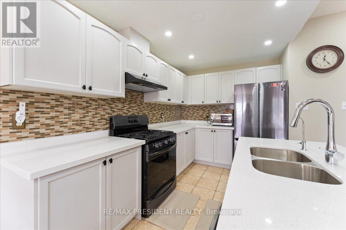 285 Southbrook Drive, Hamilton, ON - Indoor Photo Showing Kitchen With Double Sink With Upgraded Kitchen