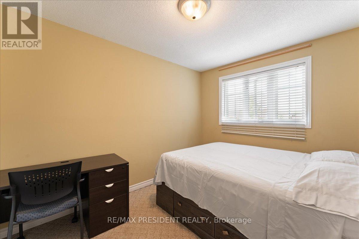 285 Southbrook Drive, Hamilton, ON - Indoor Photo Showing Bedroom