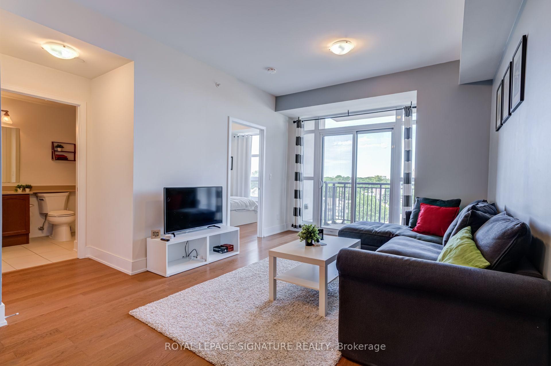 506-144 Park Street, Waterloo, ON - Indoor Photo Showing Living Room