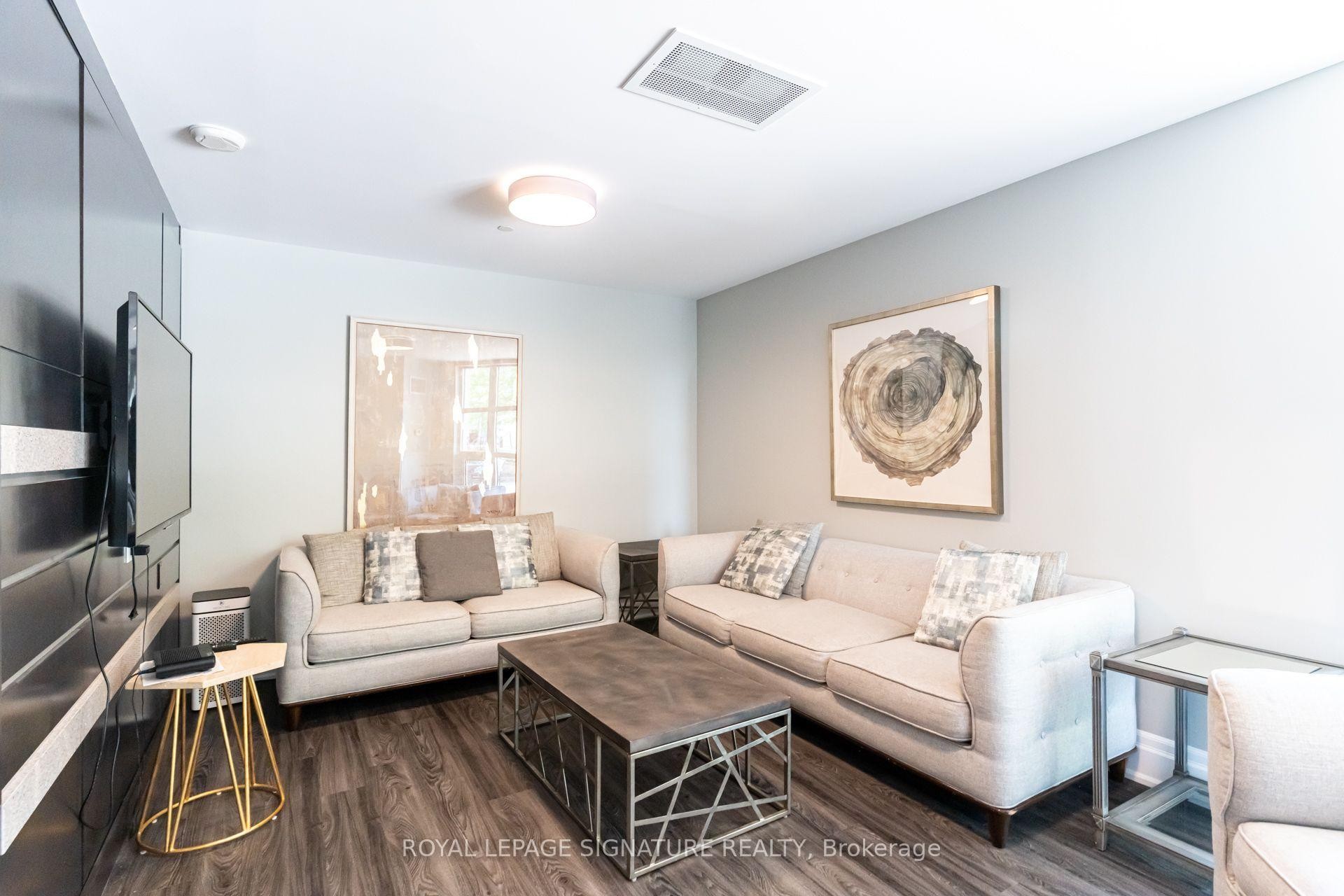 506-144 Park Street, Waterloo, ON - Indoor Photo Showing Living Room