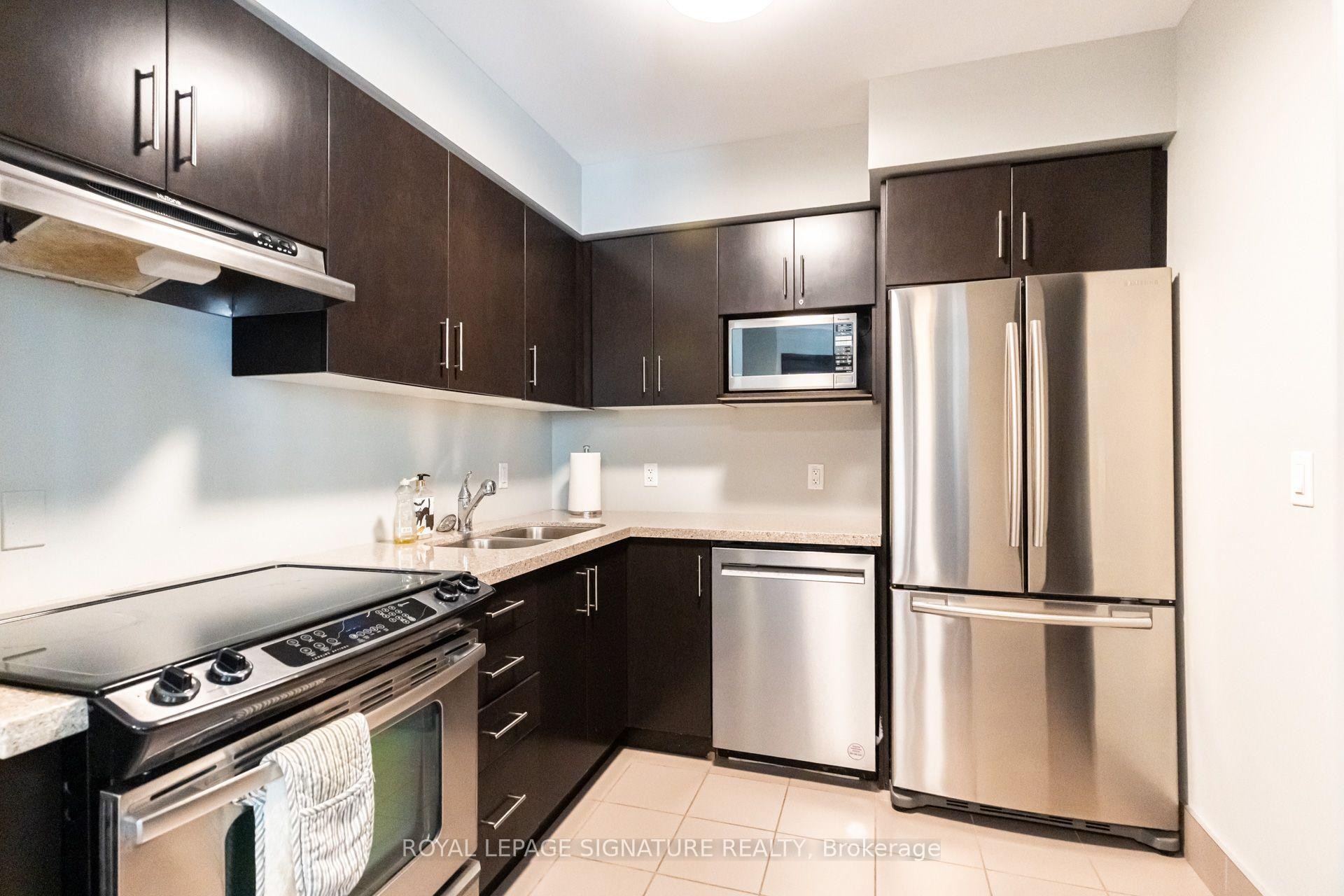 506-144 Park Street, Waterloo, ON - Indoor Photo Showing Kitchen With Double Sink With Upgraded Kitchen