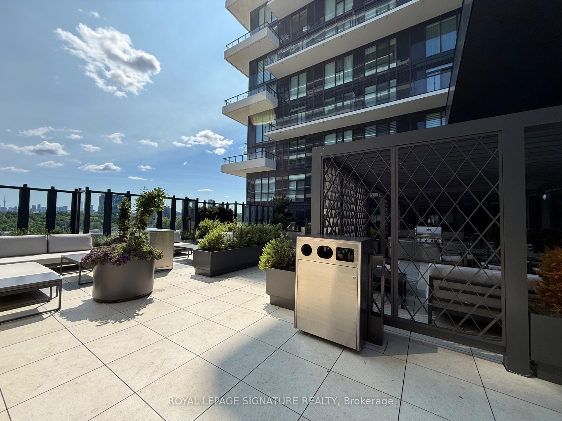 2009-30 Inn On The Park Drive, Toronto, ON - Outdoor