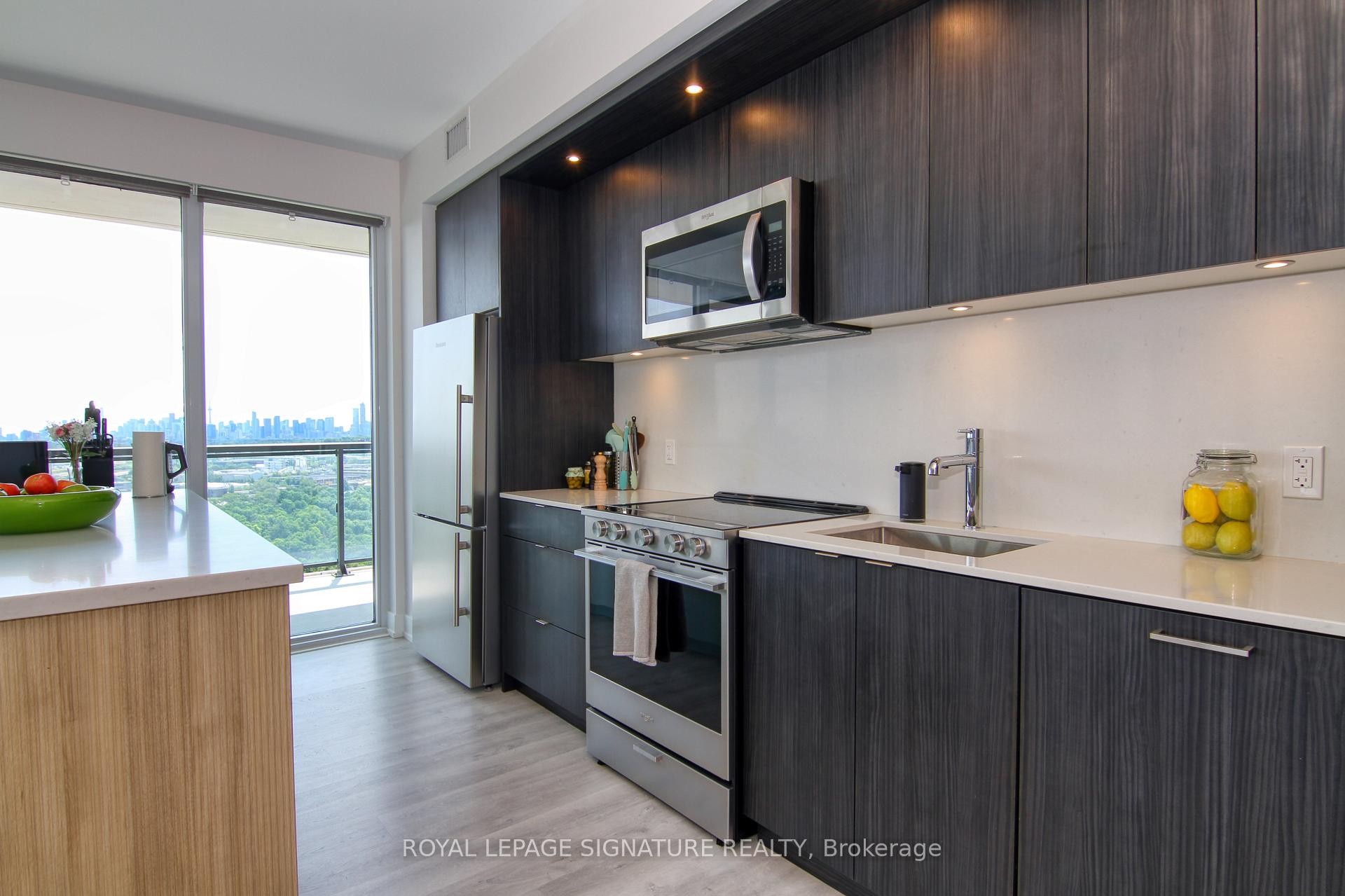 2009-30 Inn On The Park Drive, Toronto, ON - Indoor Photo Showing Kitchen With Upgraded Kitchen