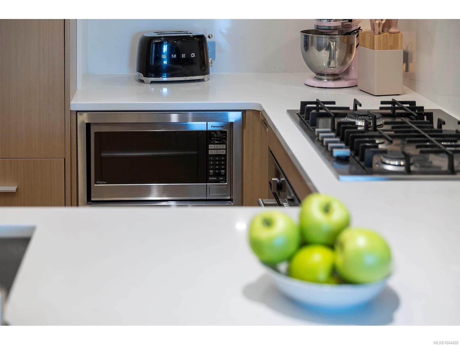 #502-1033 Cook St, Victoria, BC - Indoor Photo Showing Kitchen