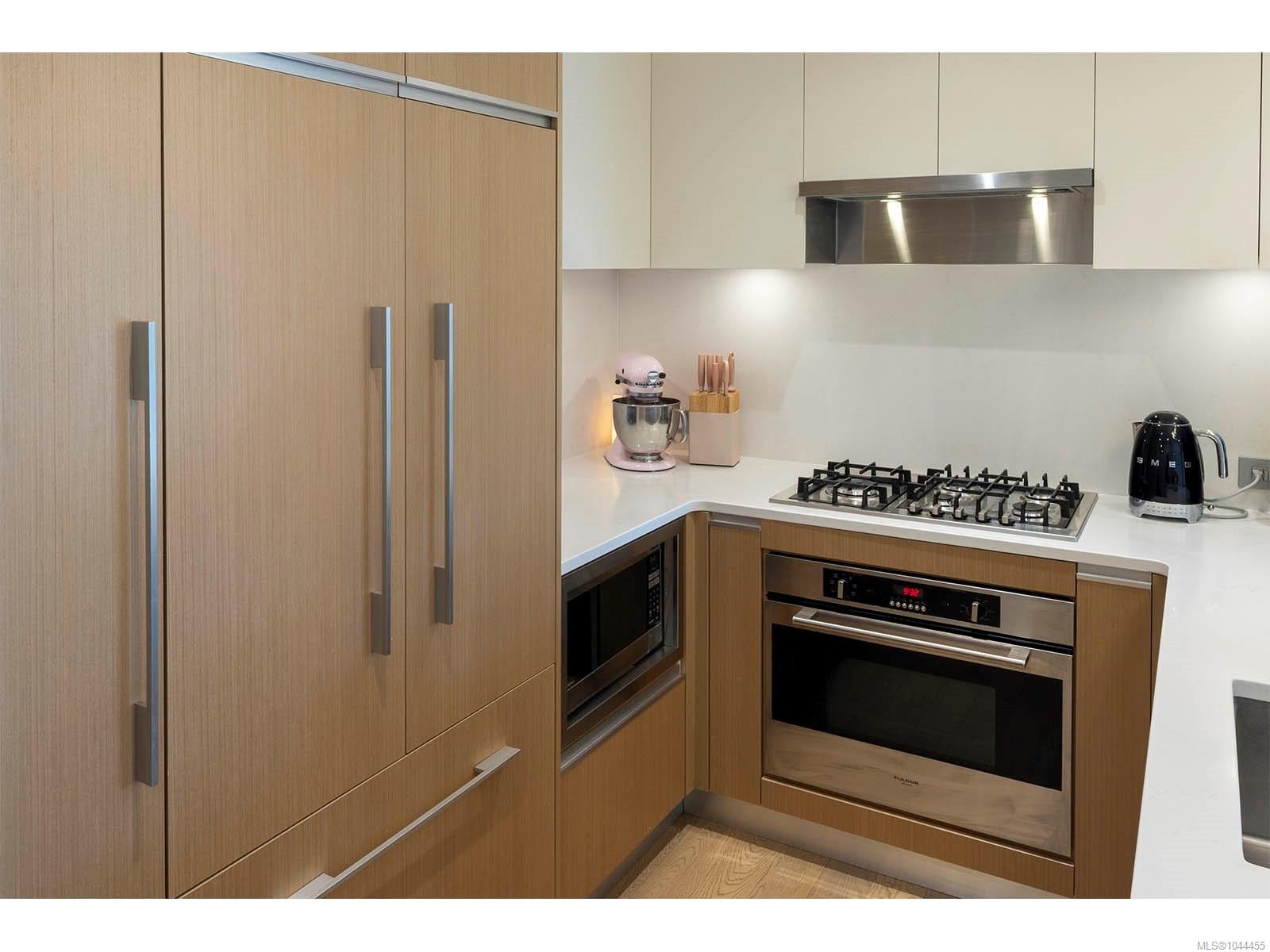 #502-1033 Cook St, Victoria, BC - Indoor Photo Showing Kitchen