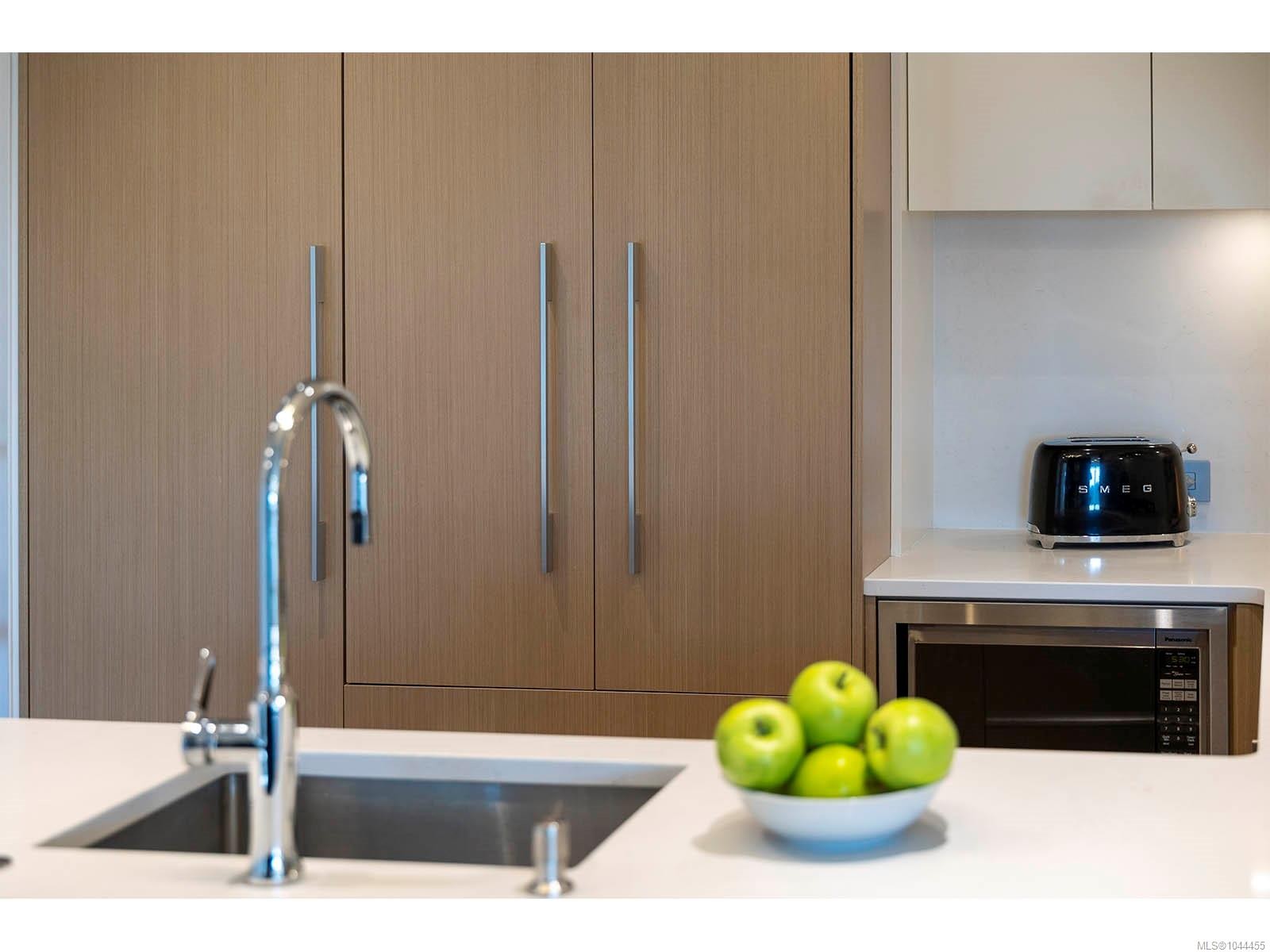 #502-1033 Cook St, Victoria, BC - Indoor Photo Showing Kitchen