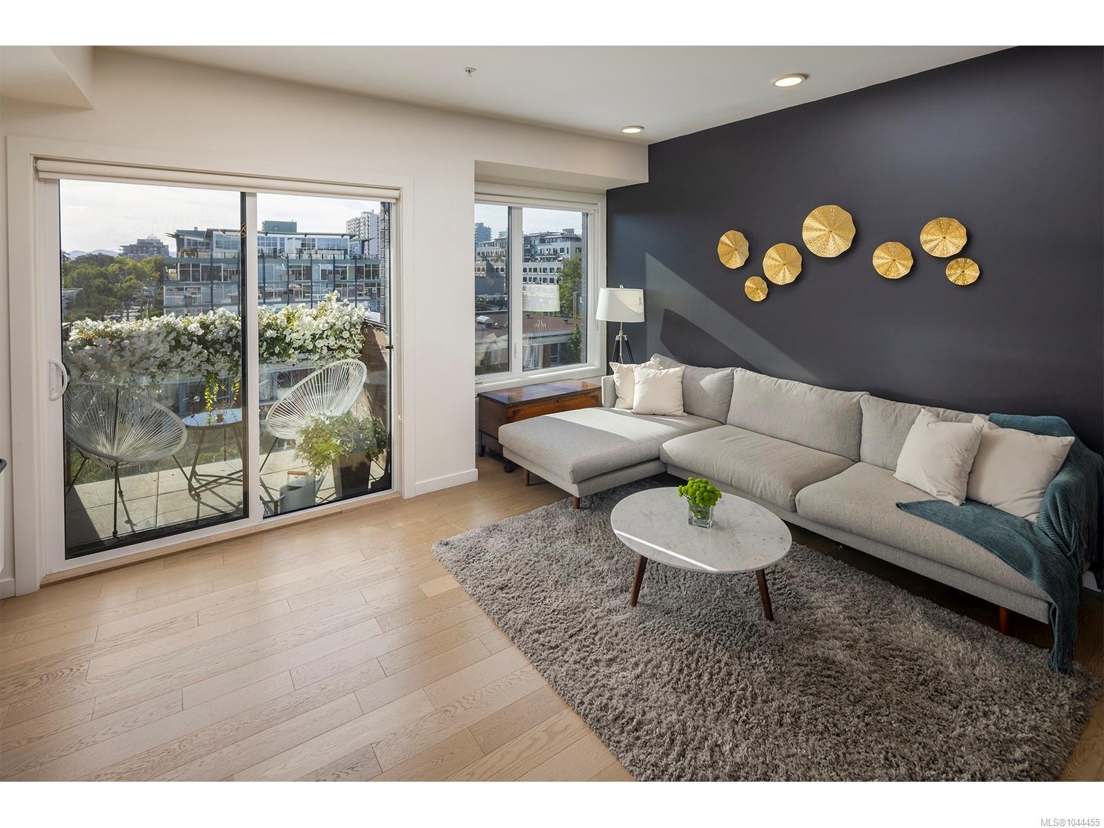 #502-1033 Cook St, Victoria, BC - Indoor Photo Showing Living Room