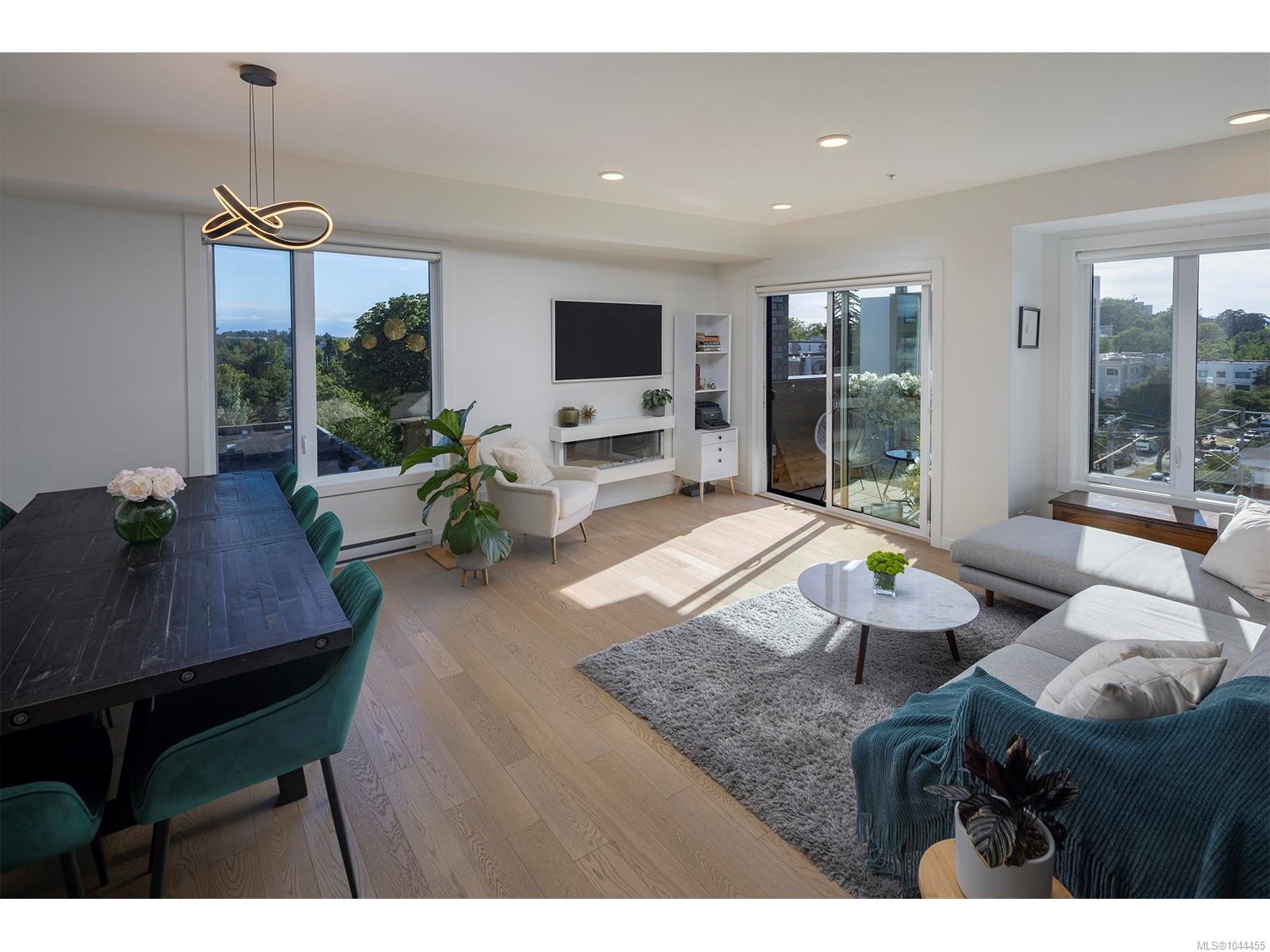 #502-1033 Cook St, Victoria, BC - Indoor Photo Showing Living Room