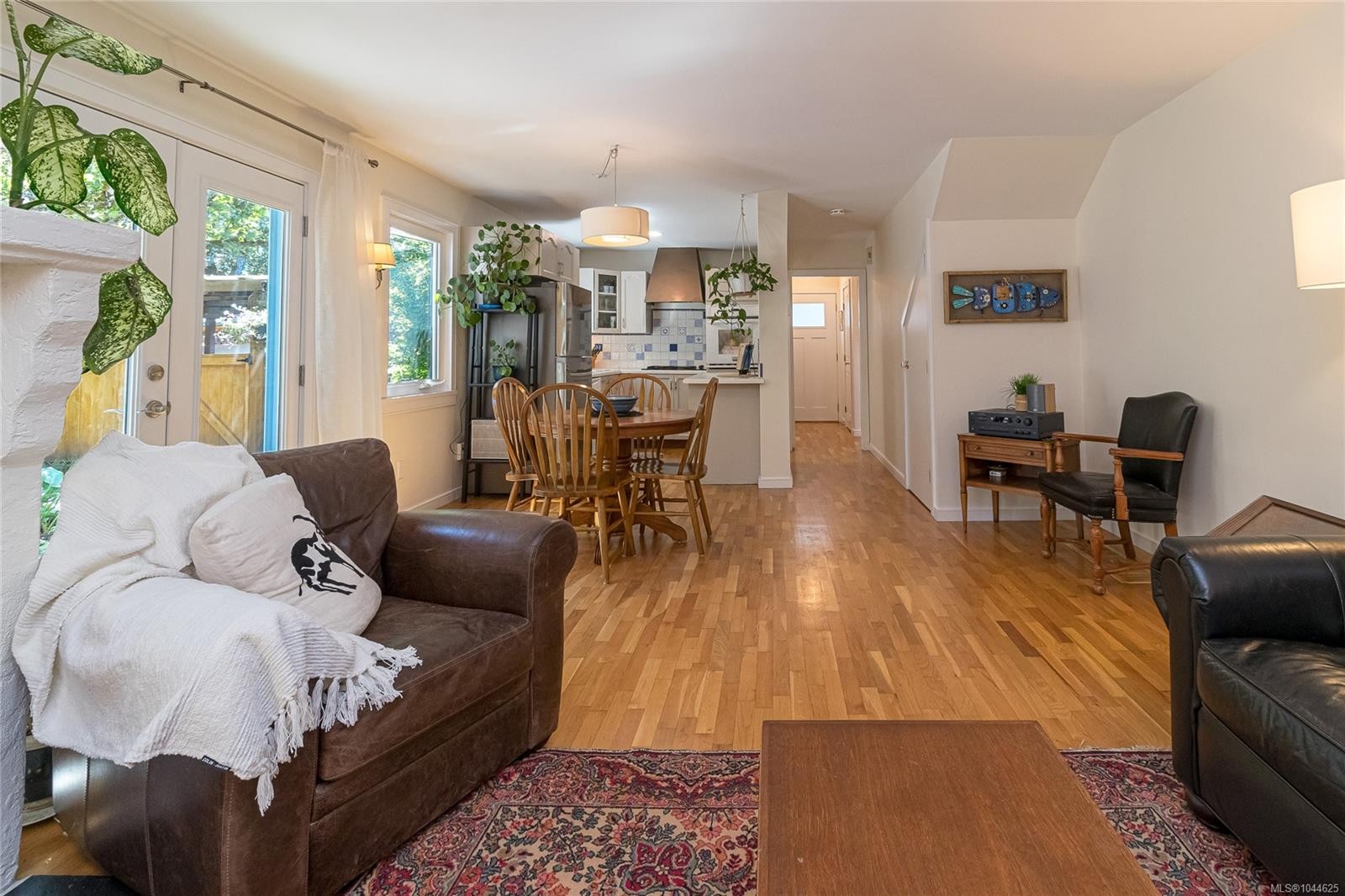 #B-1601 Haultain St, Victoria, BC - Indoor Photo Showing Living Room