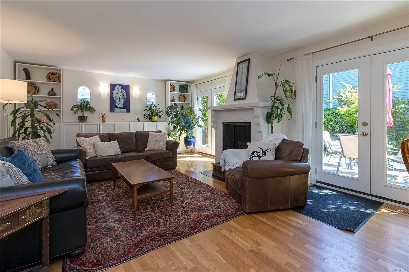 #B-1601 Haultain St, Victoria, BC - Indoor Photo Showing Living Room With Fireplace