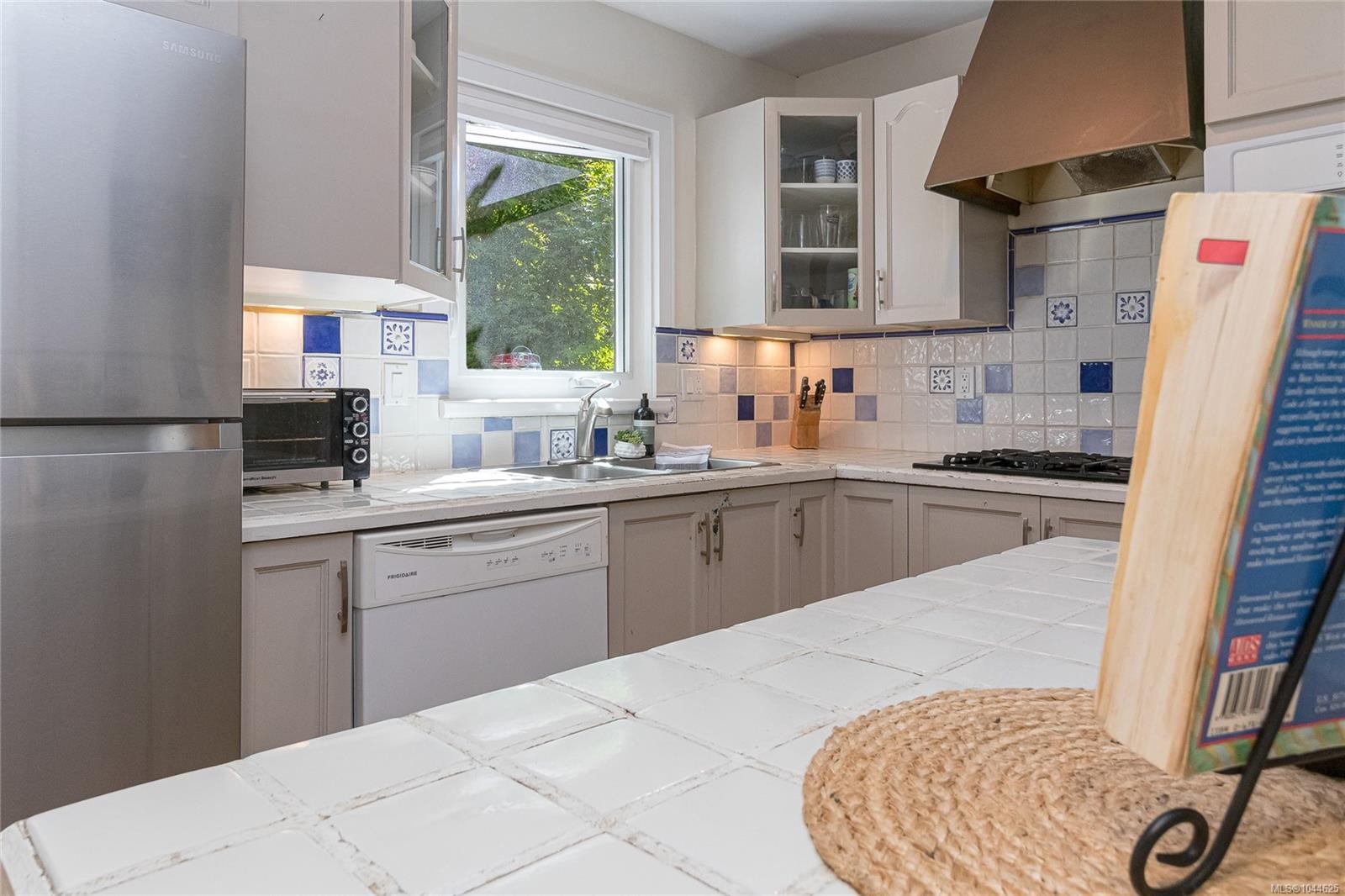 #B-1601 Haultain St, Victoria, BC - Indoor Photo Showing Kitchen With Double Sink