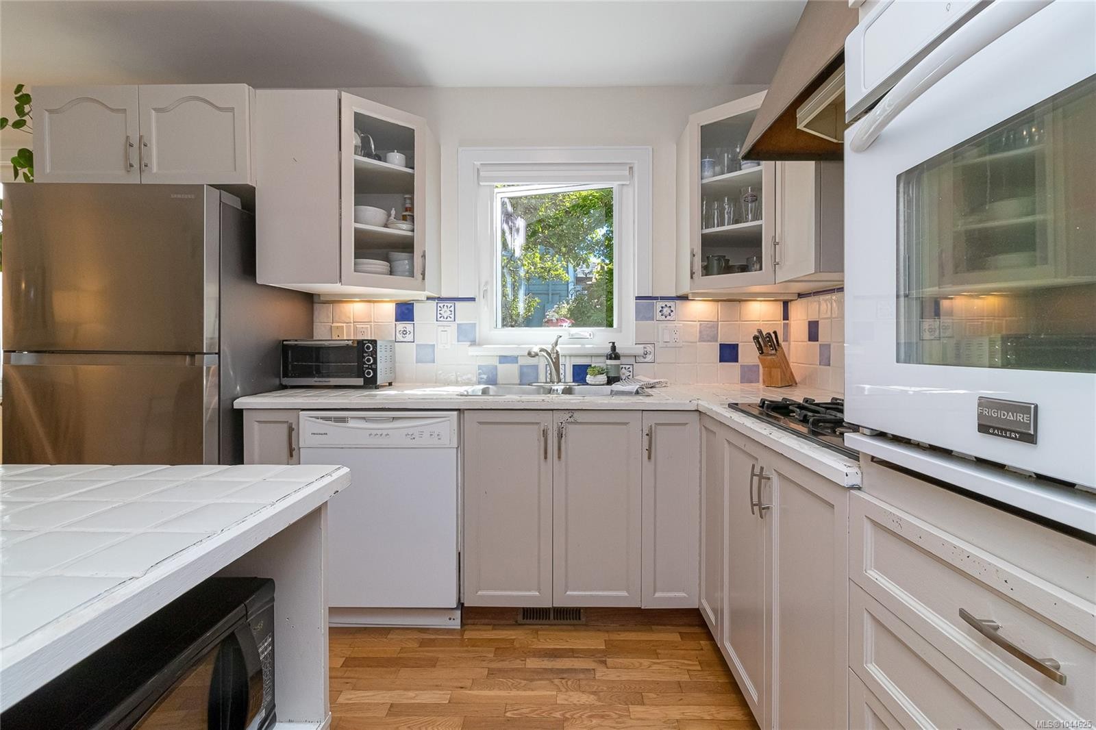 #B-1601 Haultain St, Victoria, BC - Indoor Photo Showing Kitchen With Double Sink