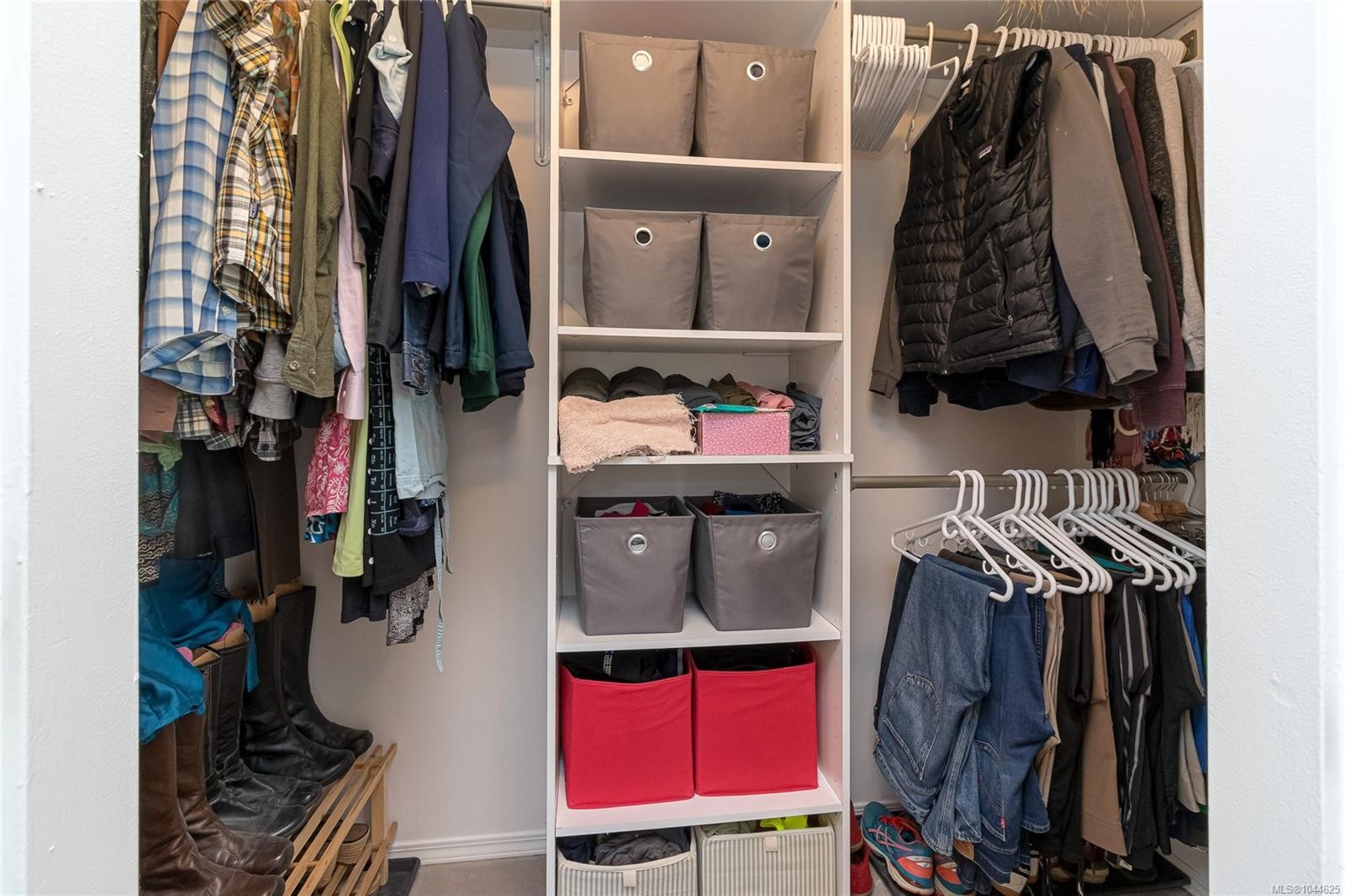 #B-1601 Haultain St, Victoria, BC - Indoor With Storage