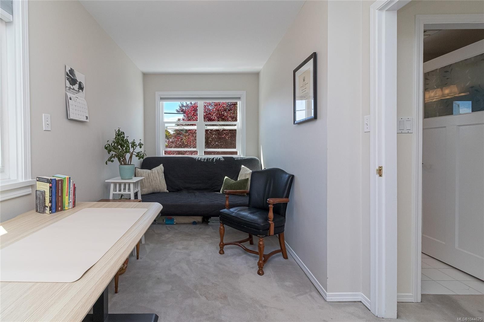 #B-1601 Haultain St, Victoria, BC - Indoor Photo Showing Living Room