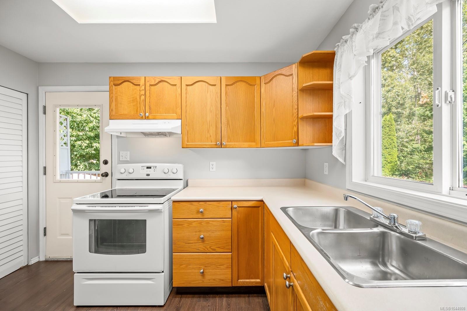 #B-2221 Embleton Cres, Courtenay, BC - Indoor Photo Showing Kitchen With Double Sink
