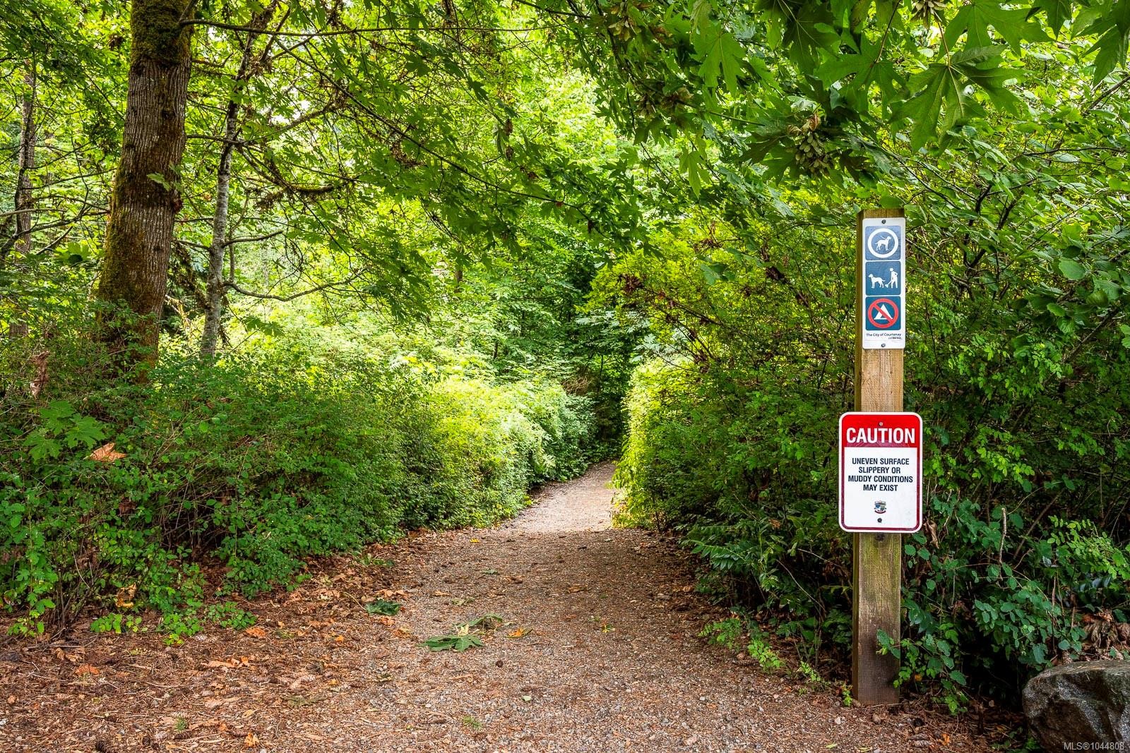 #B-2221 Embleton Cres, Courtenay, BC - Outdoor