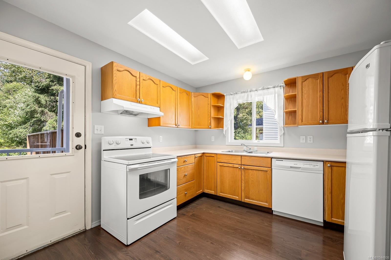 #B-2221 Embleton Cres, Courtenay, BC - Indoor Photo Showing Kitchen