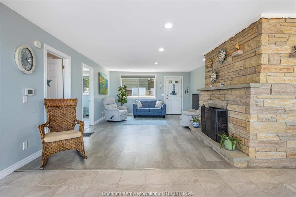 95 Island Crescent, Lighthouse Cove, ON - Indoor Photo Showing Living Room With Fireplace