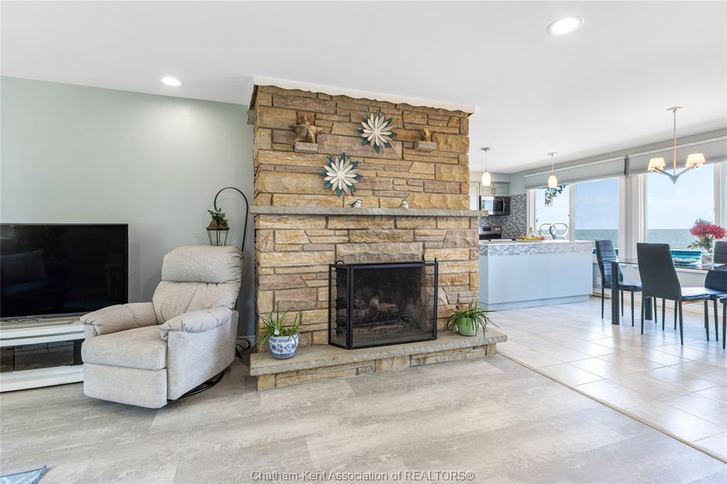 95 Island Crescent, Lighthouse Cove, ON - Indoor Photo Showing Living Room With Fireplace