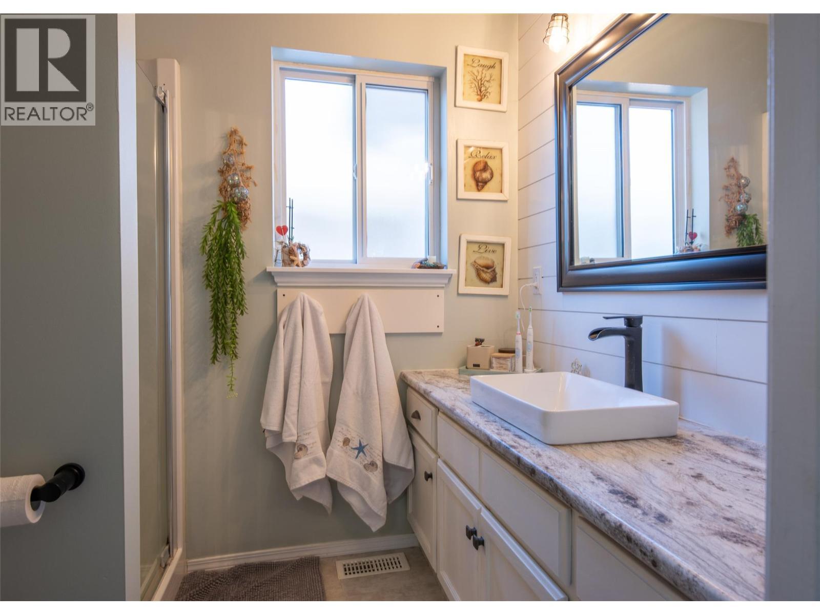 11414 Adams Avenue, Summerland, BC - Indoor Photo Showing Bathroom