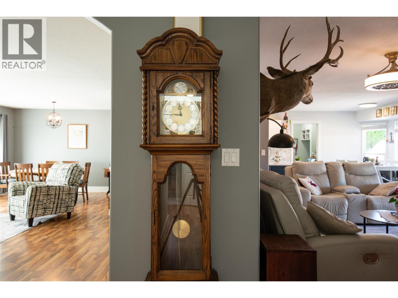 11414 Adams Avenue, Summerland, BC - Indoor Photo Showing Living Room